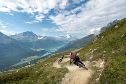 Corviglia Flow Trails im Engadin - Bike auf einem Trail.