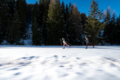 Langlaufende auf einer Loipe in Davos Klosters