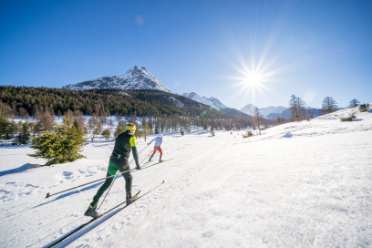 Langlaufende auf einer Loipe in Tarasp