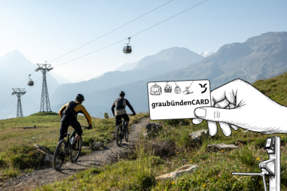 Eine gezeichnete Hand hält die graubündenCARD vor einem Drehkreuz, im Hintergrund sind zwei Mountainbiker auf einem Trail zu sehen