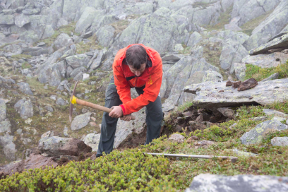 Bergführer Otti Flepp sucht nach Kristallen (Foto: © Oliver Zwahlen) Bergführer Otti Flepp sucht nach Kristallen (Foto: © Oliver Zwahlen)