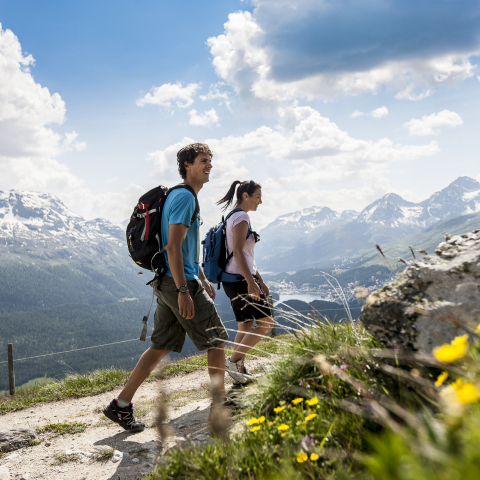 Zwei Wanderer auf Muottas Muragl Zwei Wanderer auf Muottas Muragl
