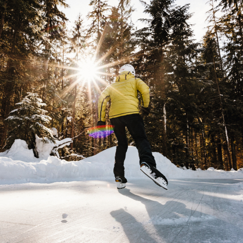 Schlittschuhspass auf den Eiswegen Graubündens (Foto: © Schweiz Tourismus / Silvano Zeiter) Ein Eisläufer auf einem Eisweg in Graubünden