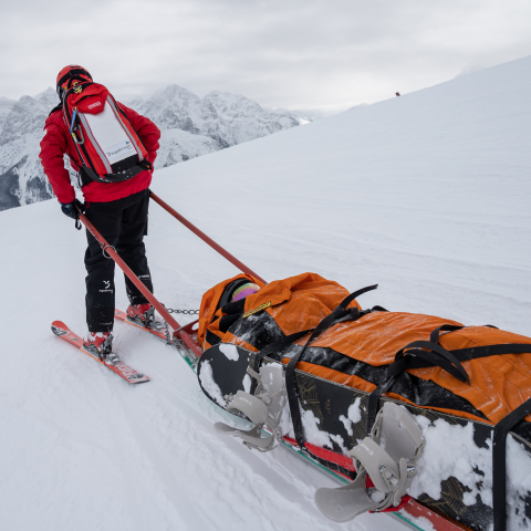 Die verletzte Snowboarderin wird mit dem Rettungsschlitten zur Bergbahnstation gebracht (Foto: © Andi Speck) Die verletzte Snowboarderin wird mit dem Rettungsschlitten zur Bergbahnstation gebracht (Foto: © Andi Speck)