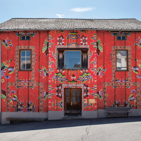 Das frühere Gemeindehaus am Dorfplatz von Riom beherbergt heute das Atelier Pôss (© Nico Schärer) Das frühere Gemeindehaus am Dorfplatz von Riom beherbergt heute das Atelier Pôss (© Nico Schärer)