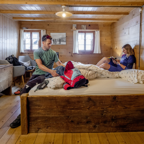 Ein Paar auf einem Zimmer im Berggasthaus Heimeli (Foto: © Alex Buschor) Ein Paar auf einem Zimmer im Berggasthaus Heimeli