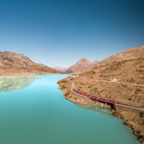Zug der Rhätischen Bahn am Lago Bianco (Foto: © Rhätische Bahn AG / Patrick Cavelti) Zug der Rhätischen Bahn am Lago Bianco