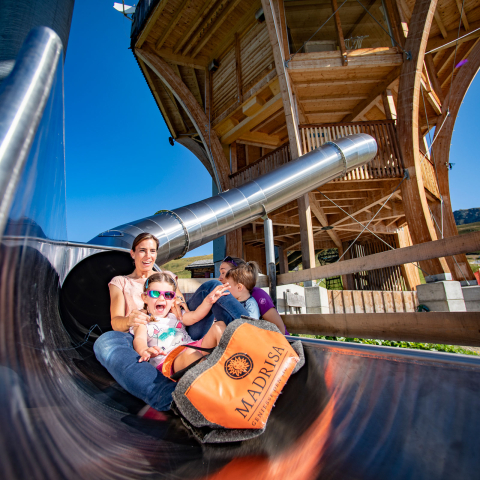 Madrisa-Land in Klosters (Foto: © Klosters-Madrisa Bergbahnen AG) Ein Mädchen mit ihrer Mutter auf einer Rutschbahn im Madrisa-Land in Klosters