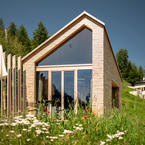 Das moderne Mondholz-Häuschen der Pensiun Laresch 