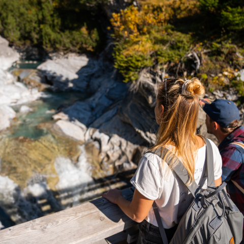 Ausblick aufs Wasser geniessen (Foto: ©Flims Laax Falera) Ausblick aufs Wasser geniessen