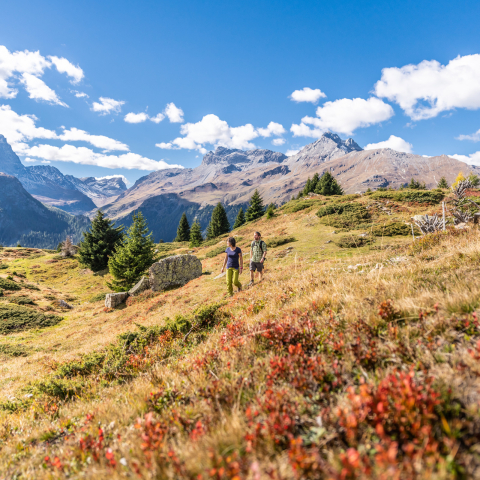 Two hikers on Alp Flix (Photo: © Mattias Nutt) Two hikers on Alp Flix