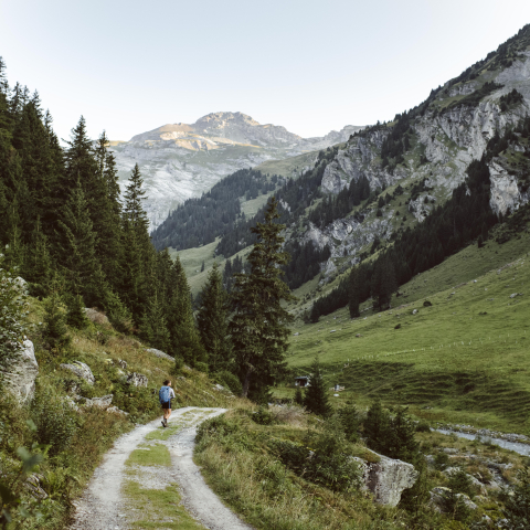 Wanderin auf dem Weg ins Val Frisal (Foto: © Ann Ziegler Photography) Wanderin auf dem Weg ins Val Frisal