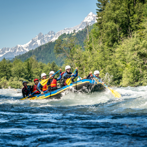 River-Rafting eignet sich hervorragend als Gruppenausflug (Foto: © Flims Laax Falera / Philipp Ruggli) Ein Schlauchboot mit sieben lachenden Männern unterwegs beim River-Rafting in der Rheinschlucht