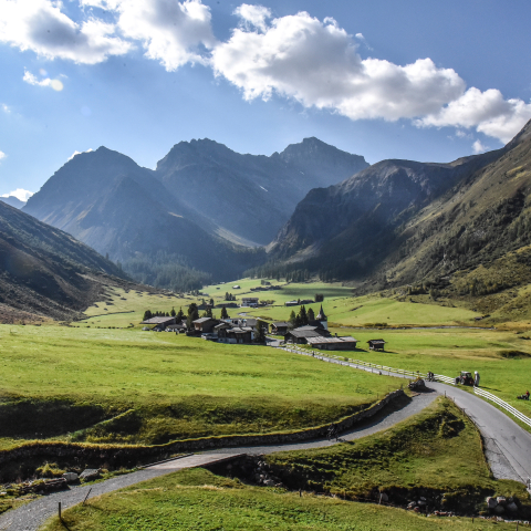 Blick ins Sertig «hinter den Eggen» mit Mittagshorn, Plattenflue und Hoch Ducan. (Foto: © Jano Felice Pajarola) Blick ins Sertig «hinter den Eggen» mit Mittagshorn, Plattenflue und Hoch Ducan. (Foto: © Jano Felice Pajarola)