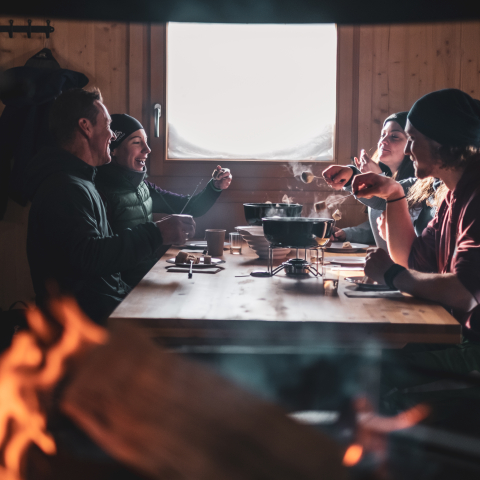 Fondueplausch in der Hütte (Foto: © Iglu-Dorf / Roberto Zampino)