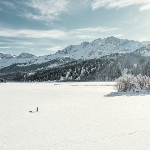 Eisfischen auf dem gefrorenen Silsersee (Foto: © Schweiz Tourismus / Silvano Zeiter)
