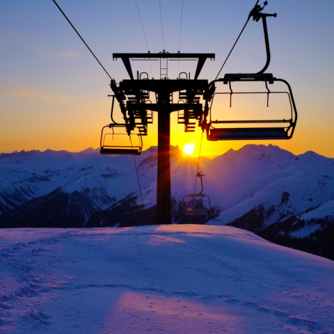 Sesselbahn Jakobshorn bei Sonnenuntergang (Foto: © Destination Davos Klosters / DKM) Sesselbahn Jakobshorn bei Sonnenuntergang (Foto: © Destination Davos Klosters / DKM)
