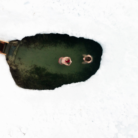 Eisbaden dank freigelegtem Loch (Foto: © Marco Hartmann)