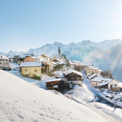 Guarda: Zu jeder Jahreszeit ein Dorf wie aus dem Bilderbuch. (Foto: © Nadja Maurer) Das verschneite Bergdorf Guarda