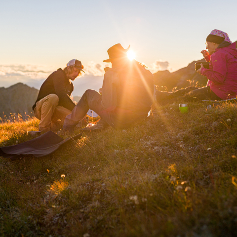 Abendessen inmitten der Bergwelt – Sonnenuntergang inklusive (Foto: © Caroline Fink) Abendessen inmitten der Bergwelt – Sonnenuntergang inklusive