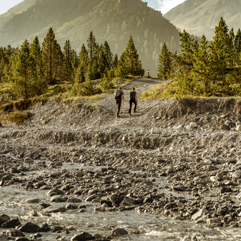 Paar wandert durch den Schweizerischen Nationalpark (Foto: © Switzerland Tourism / Rob Lewis Photography) Paar wandert durch den Schweizerischen Nationalpark