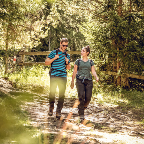 Foto: © Switzerland Tourism / Rob Lewis Photography Paar wandert durch den Schweizerischen Nationalpark