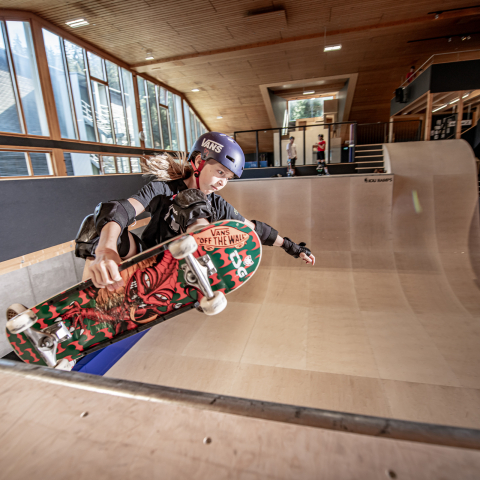 Freestyle Academy (Foto: © Flims Laax Falera / Dani Ammann) Skateboarder fährt auf einer Halfpipe in der Freestyle Academy