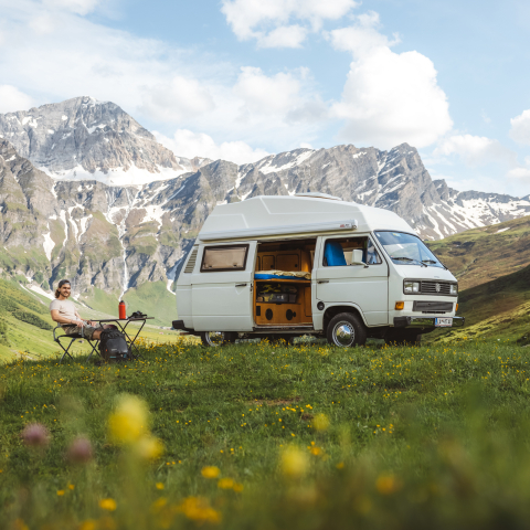 Ein Camperbus auf dem Gasslihof in Thalkirch