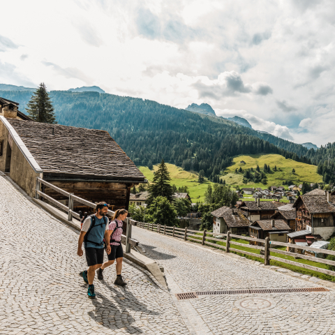 Ein Paar unterwegs auf der viaSpluga (Foto: © Schweiz Tourismus / Ivo Scholz)  Ein Paar unterwegs auf der viaSpluga
