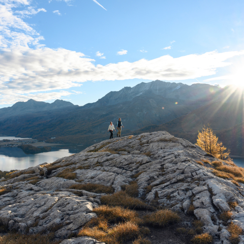 Zwei Wander*innen auf der Via Engiadina (Foto: © St. Moritz Tourismus AG / Gian Giovanoli) Zwei Wander*innen auf der Via Engiadina