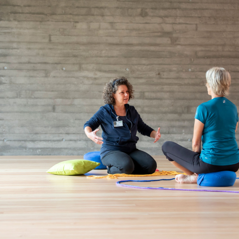 Work-Life-Balance (Foto: © Psychiatrische Dienste Graubünden) Zwei Personen machen Übungen