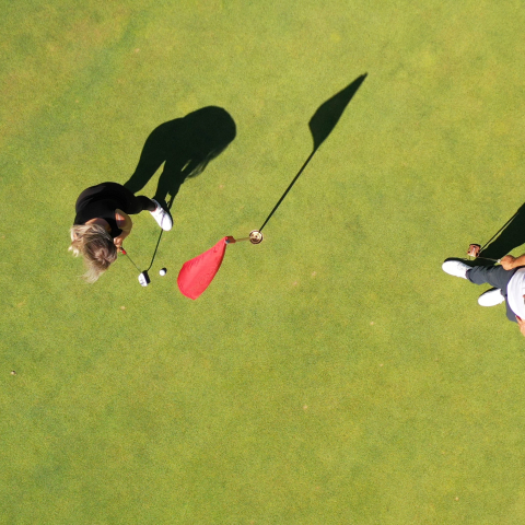 Loredana und Kilian auf dem Golfplatz Domat/Ems