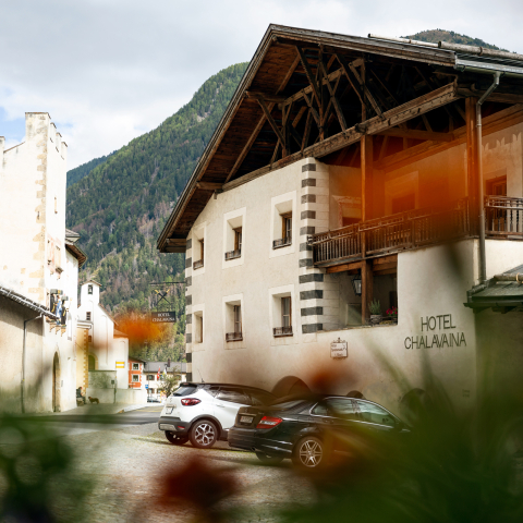 Die Chasa Chalavaina steht vis-à-vis vom UNESCO-Weltkulturerbe Kloster St. Johann. © Thalia Wünsche Chasa Chalavaina in Müstair
