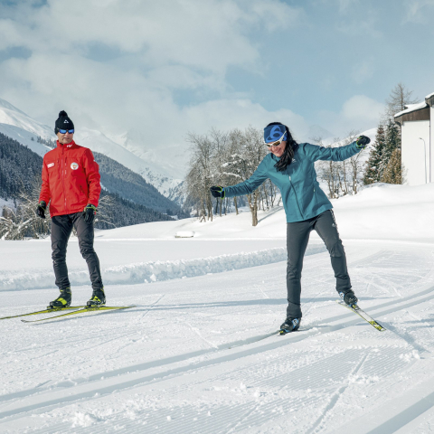 Gleichgewichtsübung an einem Langlaufkurs in Disentis Sedrun (Foto: © Schweiz Tourismus / Stefan Schlumpf) Langlauflehrer unterrichtet Frau an Langlaufkurs