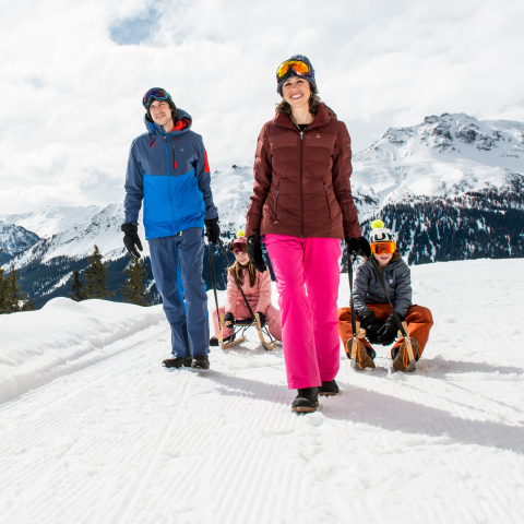 Eine Familie unterwegs auf Madrisa