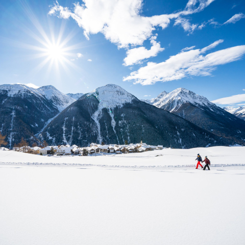 Guarda in the Lower Engadine (Photo: © Dominik Täuber) Two hikers on the Via Engiadina winter hiking trail above Guara