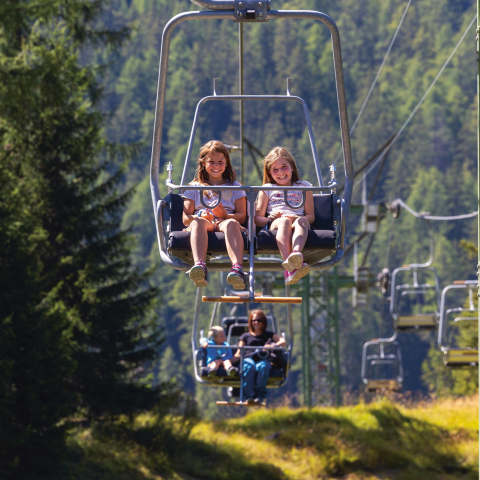 Hinauf zur Alp Darlux im Parc Ela (Foto: © Nico Schaerer) Kinder auf der Sesselbahn hinauf zur Alp Darlux im Parc Ela