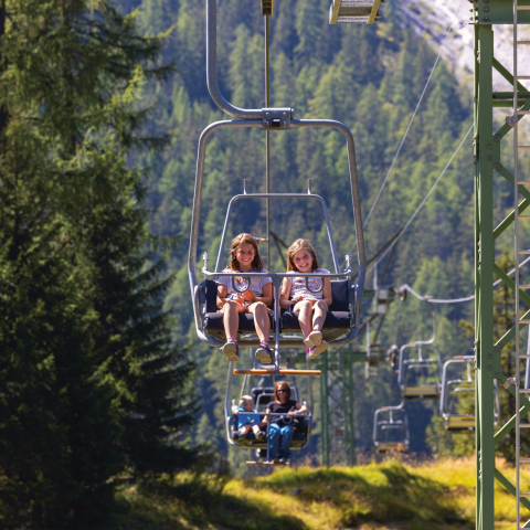 Hinauf zur Alp Darlux im Parc Ela (Foto: © Nico Schaerer) Kinder auf der Sesselbahn hinauf zur Alp Darlux im Parc Ela