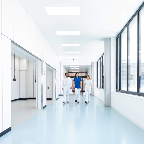 Ärzt*innen in einem Flur des Kantonsspitals Graubünden in Chur