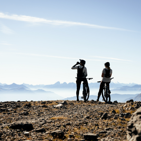 Die Gehrig-Zwillinge geniessen das Bergpanorama