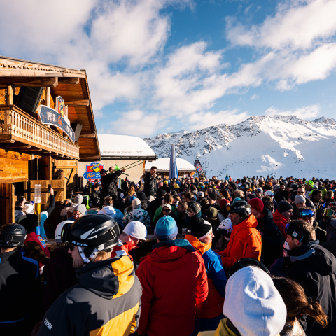 Bei den Konzerten der KuhBar inmitten der Bergkulisse kommt Stimmung auf. (Foto: © Arosa Bergbahnen) Après-Ski auf der Sonnenterrasse der KuhBar in Arosa
