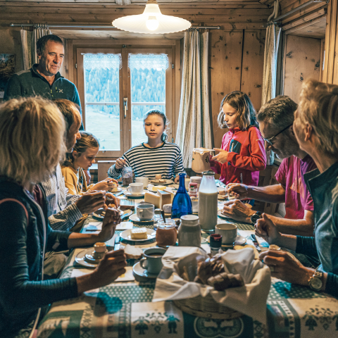 Der persönliche Austausch ist für viele Gäste ein Highlight (Foto: © Schweiz Tourismus / Christian Meixner) Gäste geniessen das Frühstück auf dem Erlebnishof Pütschai Josom in Sta. Maria