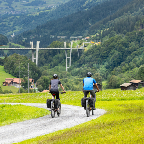 Prättigauer Route (Foto: © Fabian Jansen) Zwei Fahrradfahrende auf der Prättigauer Route