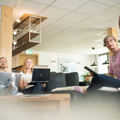 Drei Personen am Arbeiten im Stettli Resort