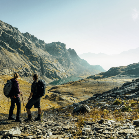 Lunghinpass mit Aussicht auf den Lunghinsee (Foto: © Schweiz Tourismus / Lorenz Richard) Zwei Wanderer blicken auf den Lunghinsee