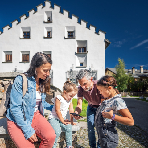 Eine Familie auf der Engadiner Kulturlinie – dem «TrenInn»