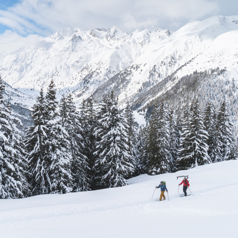 Die Ferienregion Disentis Sedrun zählt zu den Geheimtipps für Skitourengänger (Foto: © Thomas Vielgut) Zwei Skitourengänger unterwegs in der Ferienregion Disentis Sedrun