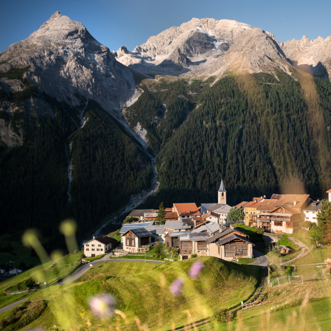 Bergdorf Latsch mit Bergkette im Hintergrund Bergdorf Latsch mit Bergkette im Hintergrund (©Marco Hartmann)