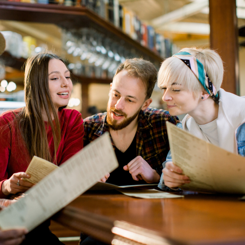 Gäste lesen in Restaurant die Speisekarte Essgewohnheiten