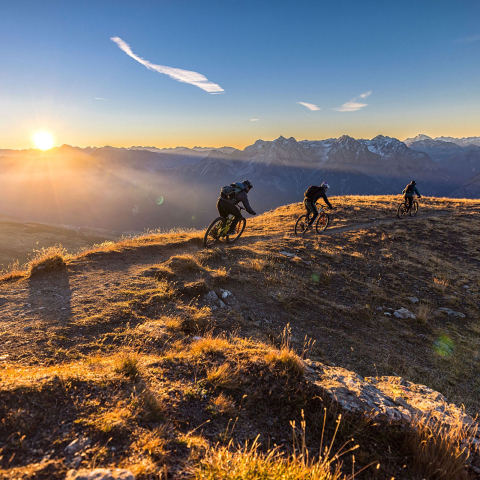 Biker beim Sonnenaufgang